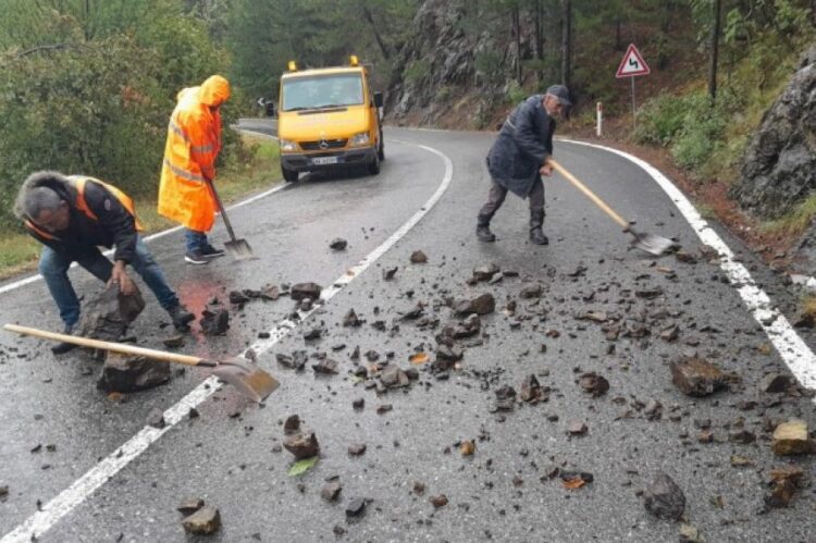 Rrëshqitja e gurëve bllokon rrugët nacionale në Kukës, vështirësi për qarkullimin e mjeteve