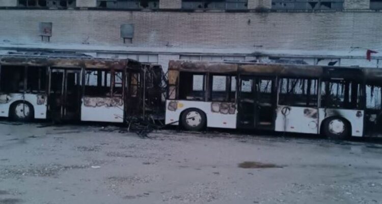Çfarë ndodhi? Shkrumbohen nga flakët tre autobusë gjatë natës në Tiranë