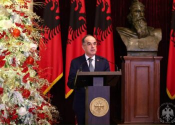 Presidenti Begaj uron besimtarët festën e Krishtlindjes: Shënde dhe lumturi në jetët tuaja