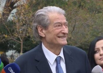 Berisha lë Kuvendin: Mezi qëndrova në foltore nga aromat e parfumeve të luksit