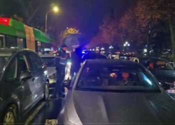 Mosbindja civile/ Qytetarët bllokojnë rrugët, drejtuesit e mjeteve u bien borive. Kaos në Tiranë