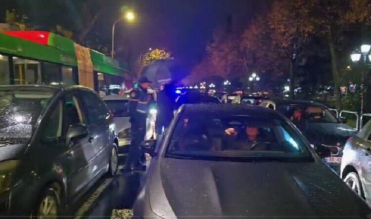 Mosbindja civile/ Qytetarët bllokojnë rrugët, drejtuesit e mjeteve u bien borive. Kaos në Tiranë