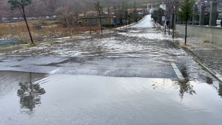 Shiu përmbyt rrugët në Bulqizë, bora shkakton probleme në male