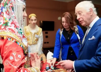 Mbreti Charles III në panairin britanik, mahnitet nga veshjet kombëtare shqiptare