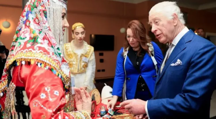 Mbreti Charles III në panairin britanik, mahnitet nga veshjet kombëtare shqiptare