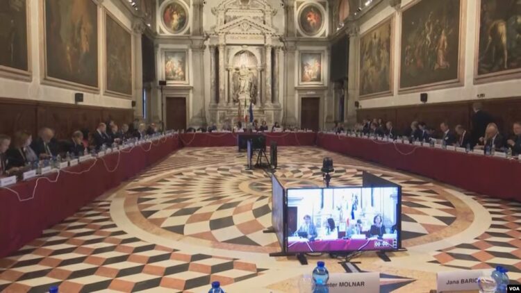 Zëri i Amerikës për mandatin e Xhaçkës/ Venecia: Vendimet e Kushtetueses të detyrueshme për zbatim