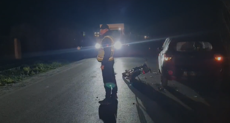 Aksident në aksin rrugor Fier-Kraps/ Makina godet motoçikletën, mbetet i lënduar shoferi