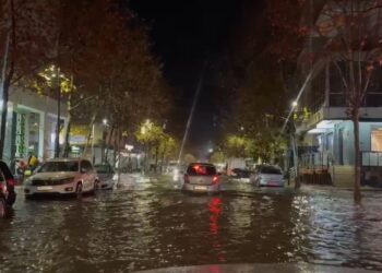 Rrugët kthehen në lumenj, reshjet e shiut përmbytin rrugët e Durrësit