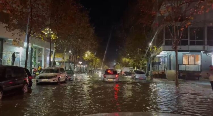 Rrugët kthehen në lumenj, reshjet e shiut përmbytin rrugët e Durrësit