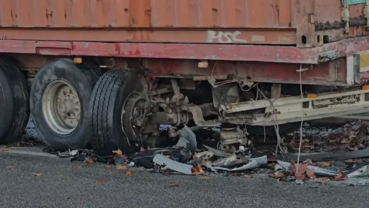 Aksident në Durrës/ Trajleri përplaset me makinën, një i vdekur