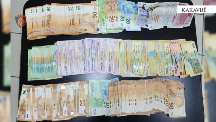 Tentoi te dilte nga Shqipëria me mbi 16 mijë euro të padeklaruara, procedohet 47 vjeçari