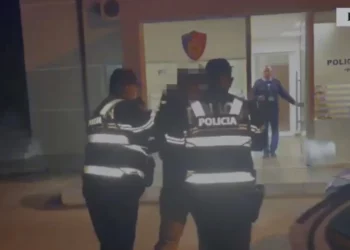 Kanoste me thikë dhe përndiqte nxënësit në Krrabë, arrestohet 42-vjeçari (Emri)