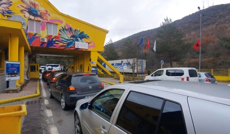 Festat e fundvitit/ Shqiptarët kthehen në atdhe, fluks në pikat kufitare