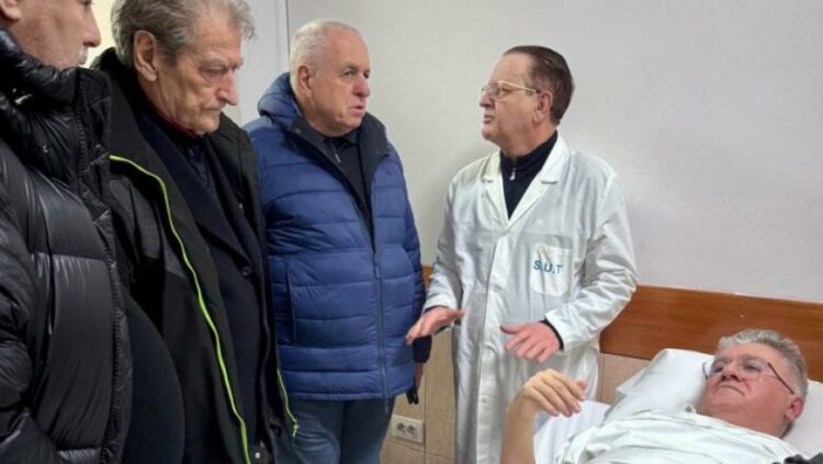 “Më shtynë si leckë”/Humbi ndjenjat gjatë protestës, Agron Gjekmarkaj del nga spitali