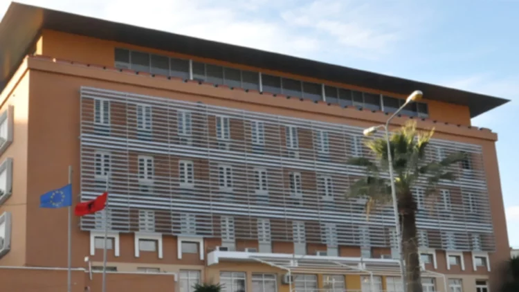 Nën akuzë për shpërdorim detyre dhe tjetërsim prone, caktohet masa e sigurisë për ish-juristin e Kadastrës së Durrësit