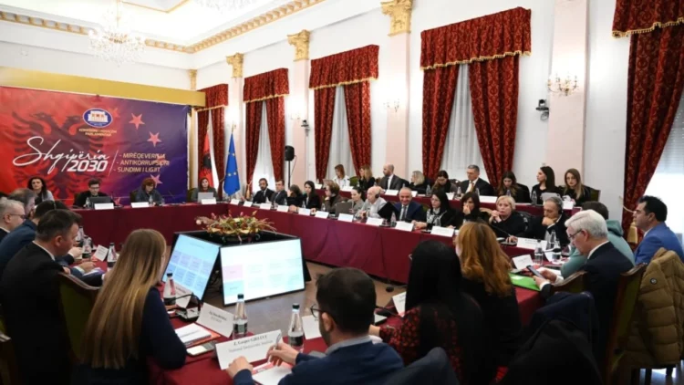 Udhëtonte me kreun e grupit Çapja/ Fatmir Xhafaj merr ekspert ish-prokurorin e dyshuar për lidhje me krimin