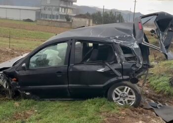 Makina del jashtë rruge në Korçë, plagoset shoferi