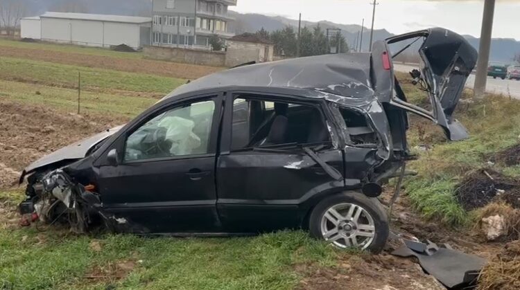 Makina del jashtë rruge në Korçë, plagoset shoferi