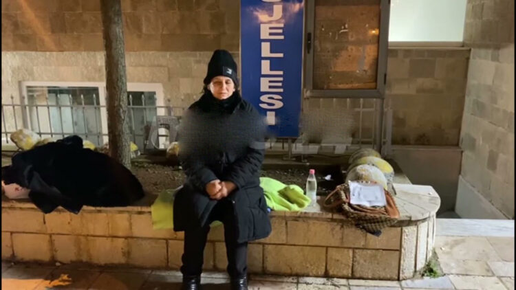 S’i japin fondin për shtëpinë e dëmtuar nga tërmeti, gruaja nga Thumana proteston para Ministrisë