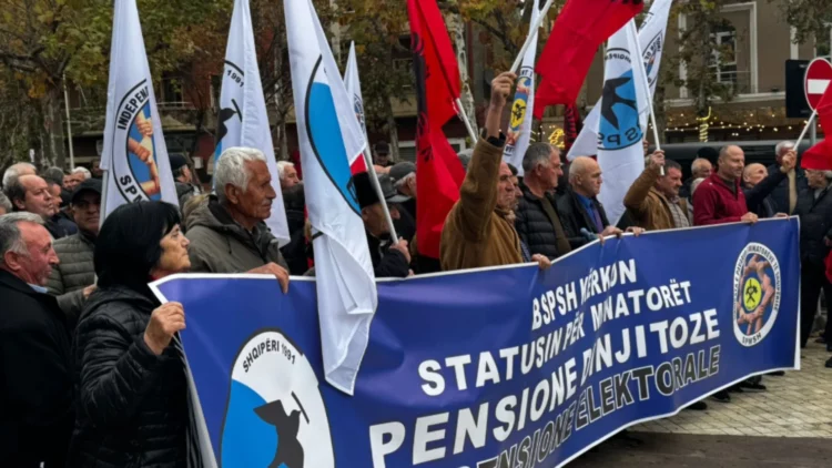 “Pensione dinjitoze dhe jo lëmoshë elektorale”, minatorët protestojnë para Kuvendit