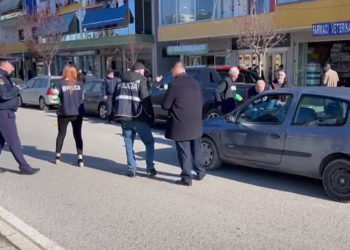 Ja çfarë ndodhi në Kamëz/ Burri tenton të djegë familjen, gruaja dhe fëmijët tregojnë tmerrin