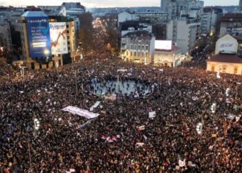 ‘Shpërthejnë’ protestat në Beograd kundër Vuçiç: I keni duart e përgjakura