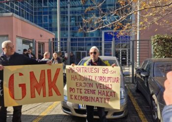 Veliaj në SPAK, qytetarët protestojnë para Prokurorisë së Posaçme: Mashtrues 99-sh…