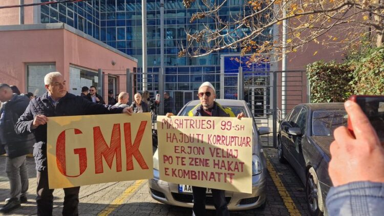 Veliaj në SPAK, qytetarët protestojnë para Prokurorisë së Posaçme: Mashtrues 99-sh…