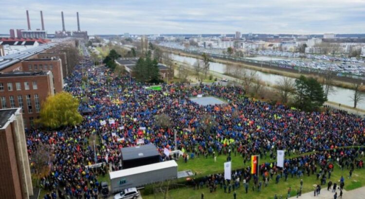 Ulje pagash, mbi 100 mijë punëtorë të Volkswagen protestuan në Gjermani