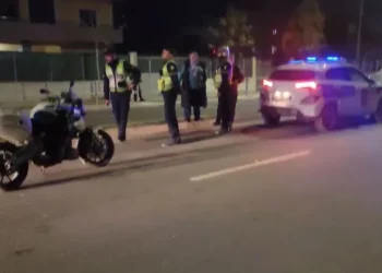 Aksident në Durrës, kalimtarja përplaset në vijat e bardha