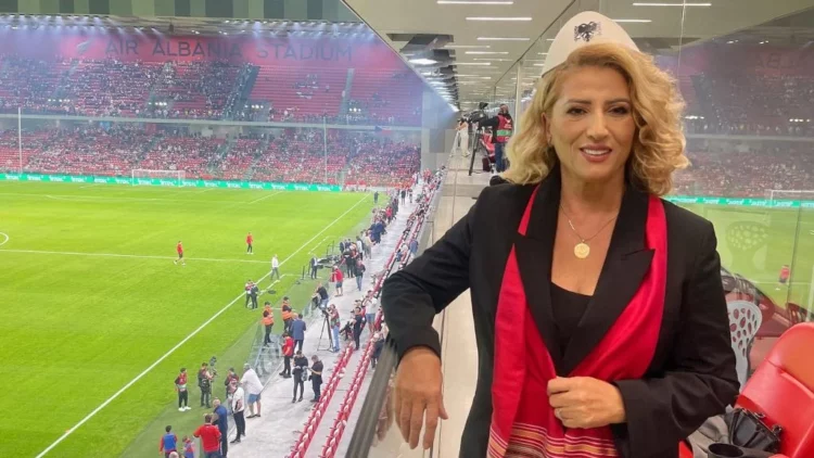 Mostransmetimi i këngës “Mora Fjalë” në “Air Albania”, Shkurte Fejza flet sërish: Jam e mërzitur që nuk e vënë në stadiumin e Prishtinës, e nderuar që e këndova në Tiranë