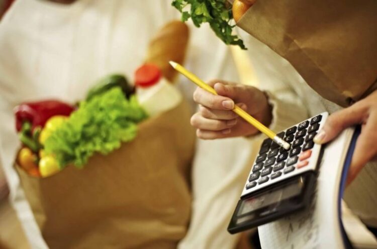 Shpenzime të ulëta për festat e fundvitit, shqiptarët përqendrohen tek ushqimet