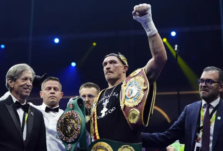 Oleksandr Usyk mbetet “mbret” i boksit, mposht për herë të dytë Tyson Fury