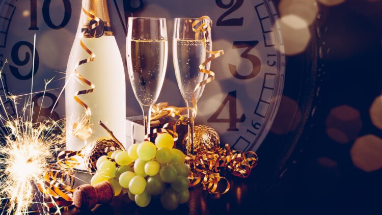 Zbuloni traditat fatsjellëse për mbrëmjen e Vitit të Ri! Cilën do të zgjidhni ju?