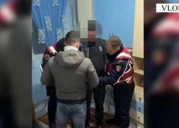 Plagosi me thikë 41 vjeçarin në Vlorë, autori kapet në banesën e vëllait të tij (Emrat)
