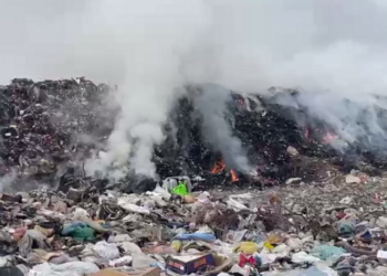 Vijon të digjet prej 4 ditësh fusha e mbetjeve në Vlorë, tymi mbulon zonën