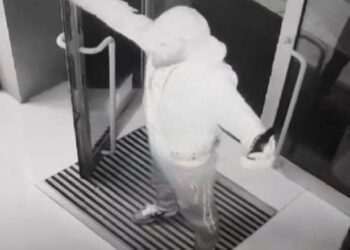 Live në “TikTok”, u fut me forcë brenda bankës në Korçë, Policia prangos 38-vjeçarin: Isha i dehur