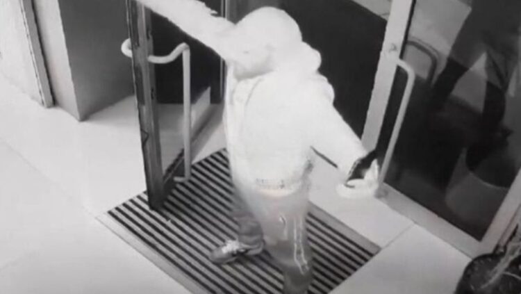 Live në “TikTok”, u fut me forcë brenda bankës në Korçë, Policia prangos 38-vjeçarin: Isha i dehur