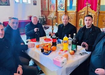 Kryebashkiaku i Maliqit përdhos Kishën, shtron tryezën para Altarit bashkë me priftin
