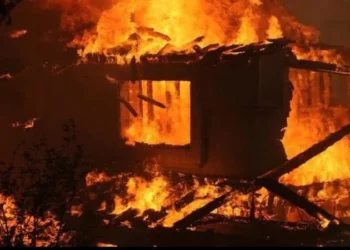 Përfshihet nga zjarri një banesë në Shkodër, dyshohet se brenda saj ndodhet një i moshuar
