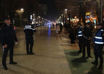 Viti i ri në Tiranë/ 20-vjeçari plagoset me plumb qorr në këmbë, 16 të lënduar nga fishekzjarret