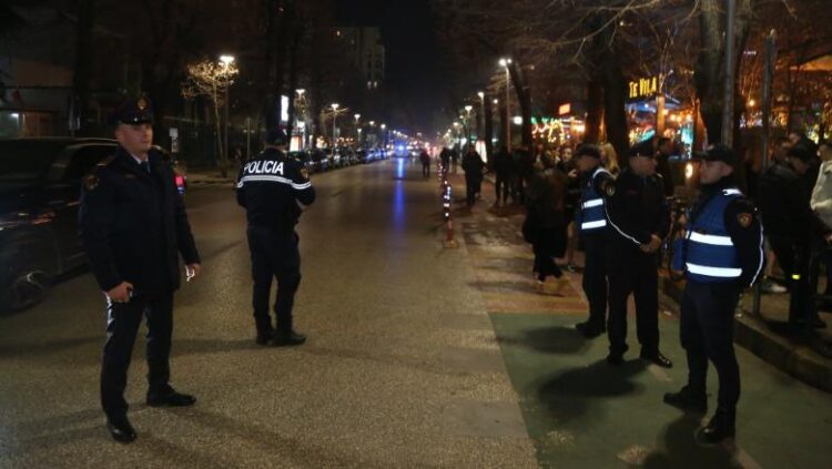 Viti i ri në Tiranë/ 20-vjeçari plagoset me plumb qorr në këmbë, 16 të lënduar nga fishekzjarret