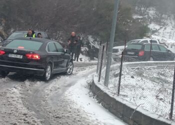 Dëbora nuk pastrohet, bllokohen qytetarët që kishin shkuar për pelegrinazh te Kisha e Laçit