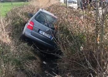 Aksident në Lushnje/ Makina përfundon në kanal, 3 të plagosur