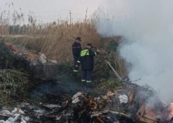 Iu vihet zjarri mbetjeve në Lushnjë, tymi mbulon zonën në lagjen “28 Tetori”