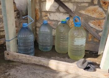 Bashkia e Fierit hap kanalin, dëmton rrjetin e Ujësjellësit! Banorët e Martines në protestë: Ujë vjen i ndotur në çezma