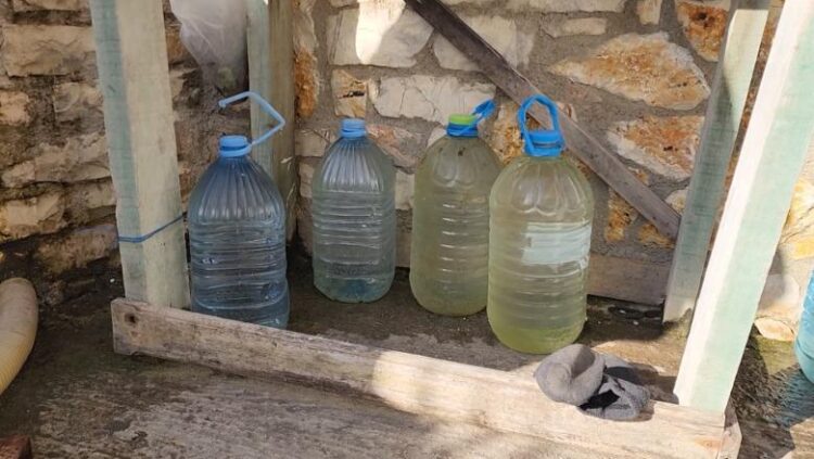 Bashkia e Fierit hap kanalin, dëmton rrjetin e Ujësjellësit! Banorët e Martines në protestë: Ujë vjen i ndotur në çezma