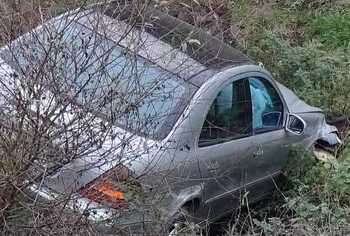 Lushnje/ Makina përfundon në kanal, plagosen babë e bir