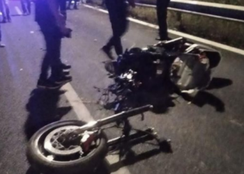 Aksident i rëndë në Vlorë, automjeti përplaset me motorin, humb jetën një person
