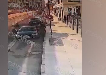 Momenti kur ia mbathin miqtë e Artur Koçekut pasi rrahën 48-vjeçarin në berberhane (Video)